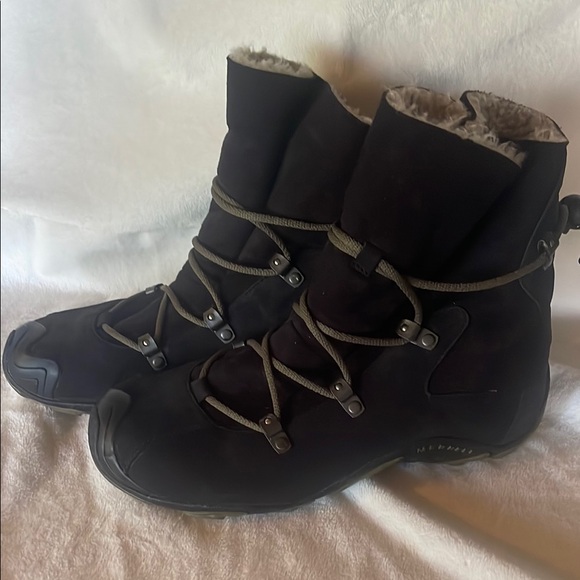 Merrell Black Winter Boots  8.5 forcast tug style with Rugged Design - Picture 1 of 6